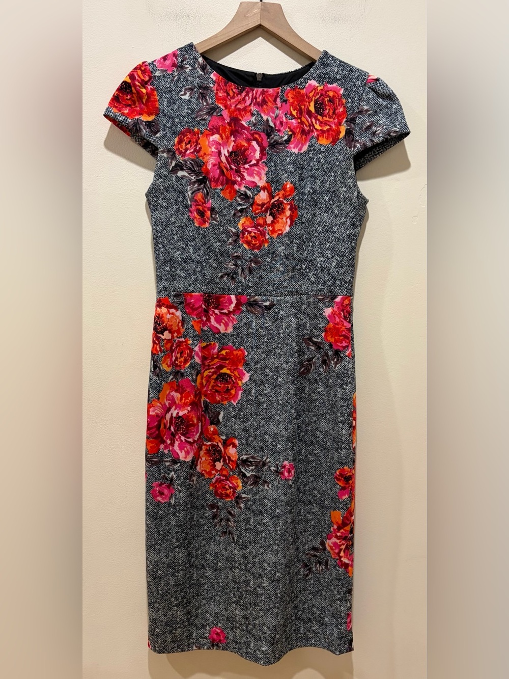 Betsey Johnson Short Cap Sleeved Black White & Red Floral Sheath Dress - Size 4